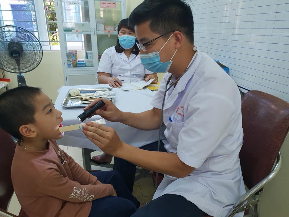 Trường mầm non Sao Mai phối hợp với Quân y nhà máy khám sức..