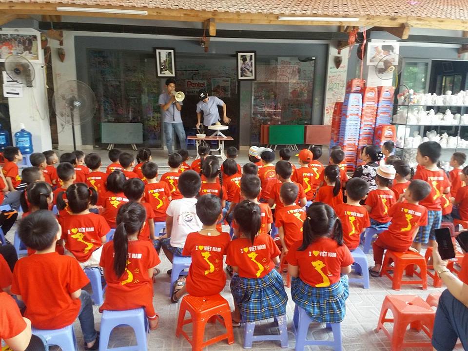 Bé tham quan trải nghiệm tại làng gốm Bát Tràng