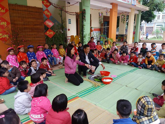 “Bé tập gói bánh chưng”